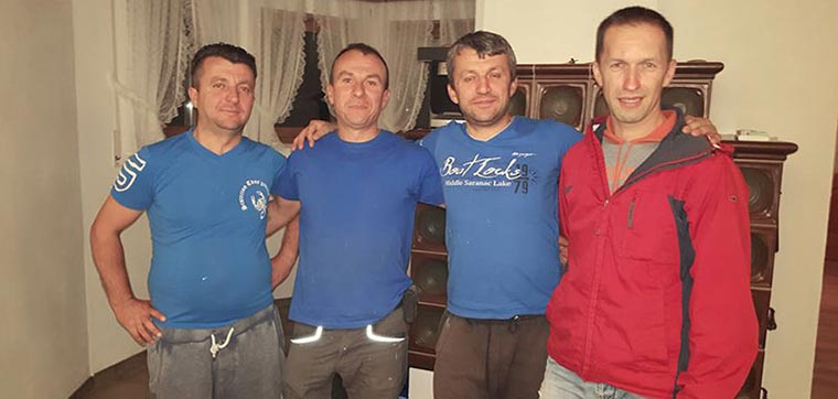 Shpetim Durbaku mit Team